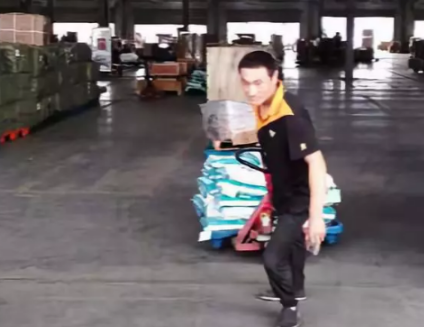 條件差的地面，該怎么使用手動液壓搬運車