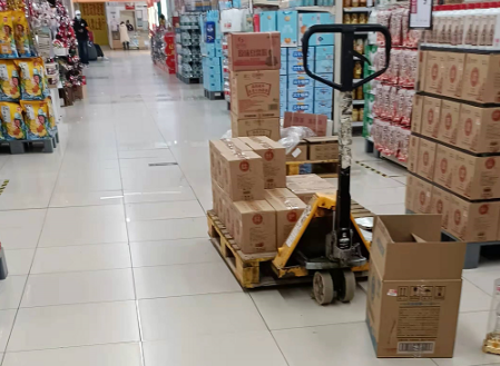 元旦超市備貨忙，手動液壓搬運車來助力