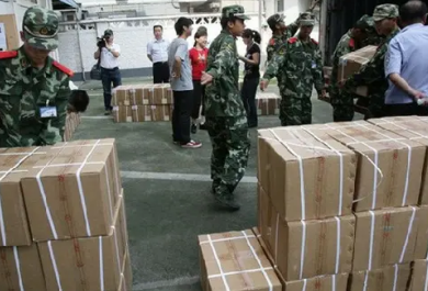 成捆高考試卷太重，印刷廠職工使用手動液壓搬運車更省力