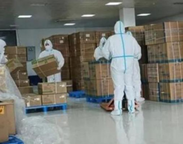 為保供，消防員利用手動液壓搬運車調(diào)運物資