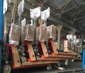 手動(dòng)叉車批量發(fā)貨為何一定要對貨叉進(jìn)行包裹
